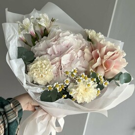 Букет гортензия, французская роза, ромашка