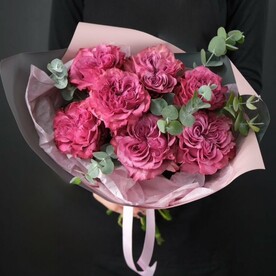 Пионовидная яркая роза 7 шт и ароматный эвкалипт