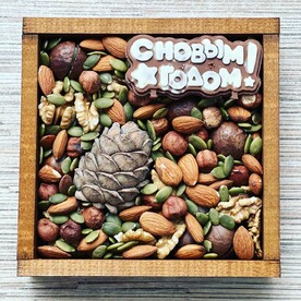 Ящик с ореховым миксом