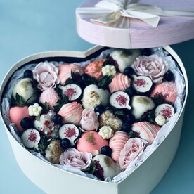 Клубника в шоколаде с конфетами