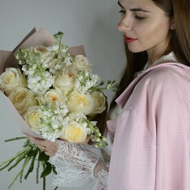 Ароматный букет с пионовидной розой и маттиолой