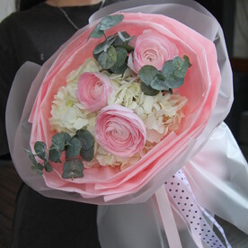 Букет гортензий и ранункулюсов