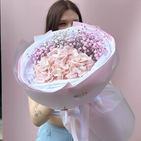 Букет «летняя нежность» из гортензии и гипсофилы