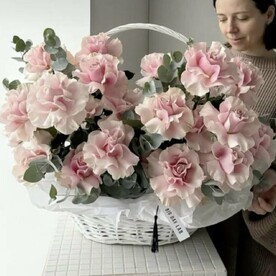 Корзина XXL для любимой девушки с розами и эвкалиптом