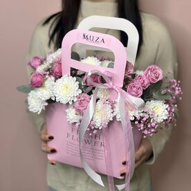 Нежные цветы в большой коробочке