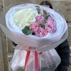 Букет из гортензии, диантусов и эвкалипта