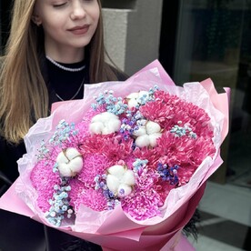 Сборный букет из 9 розовых хризантем
