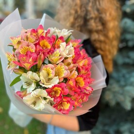 Яркий стойкий букет из альстромерий