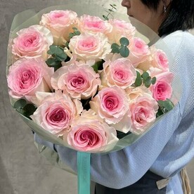 Нежный дуо букет из роз с эвкалиптом