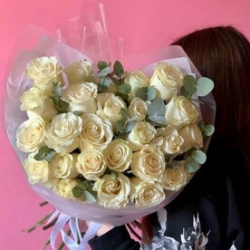 Букет из 25 белых роз с эвкалиптом