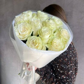 Моно букет из 11 белых роз