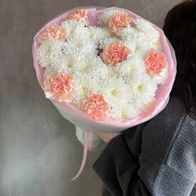 Стойкий букет с хризантемой и сливочными диантусами XL