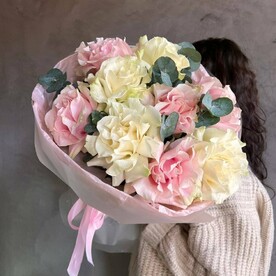 Воздушный дуо букет из французских роз с эвкалиптом