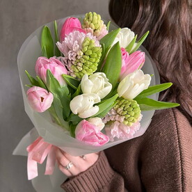 Весенний букет «Тюльпаны и ароматные розовые гиацинты»