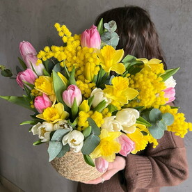 Авторская композиция «Весенний Микс в плетёном кашпо» (тюльпаны, нарциссы, мимоза)