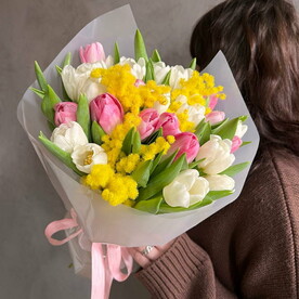 Весенний букет «Тюльпаны и мимоза»
