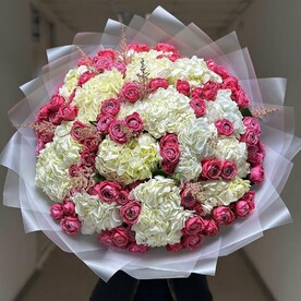 Гортензия с кустовыми розами