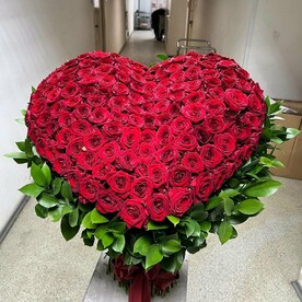 3D сердце из 151 Красной розы