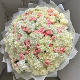 Букет из гортензии с кустовой розой и маттилой