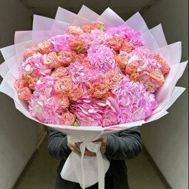 Гортензия розовая с кустовой розой