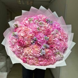 Гортензия с маттиолой и розой