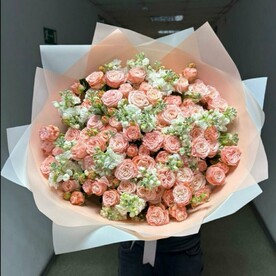 Кустовая пионовидная роза с маттиолой