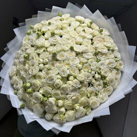 Букет из белой кустовой розы пионовидной