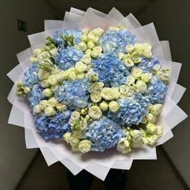 Гортензия с кустовой пионовидной розой