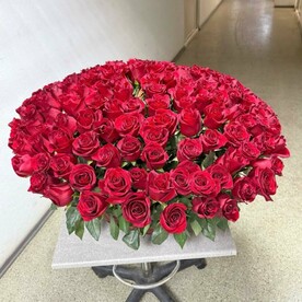 101 Роза красная в корзине