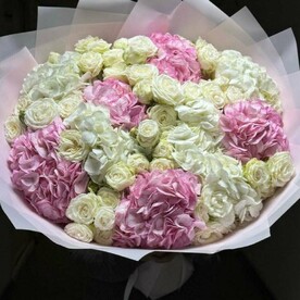 Букет из гортензии с кустовыми розами