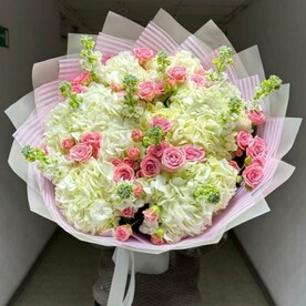 Гортензия с маттиолой и кустовой розой