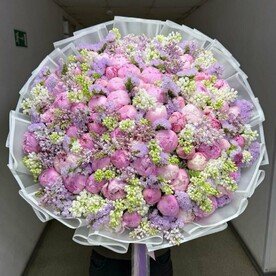 Букет из пионов с сиренью и статицей