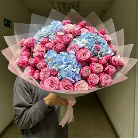 Букет из кустовых роз с Гортензией