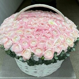 Ранункулюсы в корзине