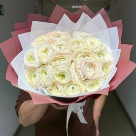 Букет из 19 ранункулюсов