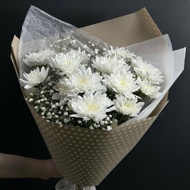 Букет из кустовых хризантем и гипсофилы