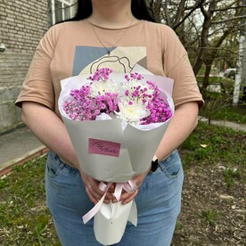 Букет-комплимент с кустовой хризантемой и крашенной гиспофилой