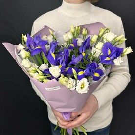 Букет из белой эустомы и синих ирисов