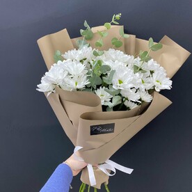 Букет из ромашек с эвкалиптом