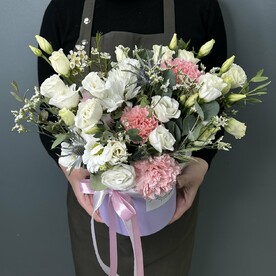 Композиция с эустомой и гвоздиками