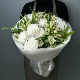 Стойкий букет из хризантем и альстромерий