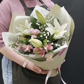 Букет комплимент с лилиями и альстромериями
