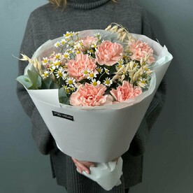 Букет из гвоздик и ромашек