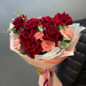 Букет с красной французской розой и диантусами