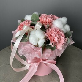 Композиция в коробке с диантусами, хлопком и эвкалиптом