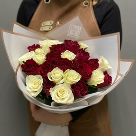 Букет 25 красных и белых роз