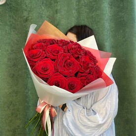 Букет из красных роз "Чувства в Деталях"