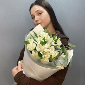 Букет белых альстромерий с эвкалиптом