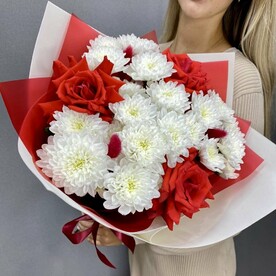 Букет с французскими розами и белоснежной Хризантемой