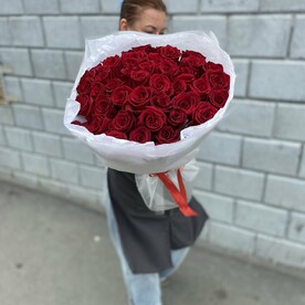Букет из 45 красных роз в стильном оформлении 🫶🏻